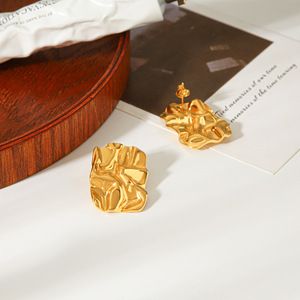 Boucles d'oreilles clous carrées texturées irrégulières en acier inoxydable plaqué or 18 carats, bijoux de créateur pour femmes, vente en gros - Product Image 2