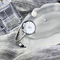Montre bracelet perles ultra-pratique et idéale pour les personnes pressées |   Montre de luxe française romantique en verre 3D incrustée de diamants étincelants