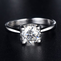Cincin Moissanite Bulat Elegan Perak Sterling 925 Berhiaskan Solitaire Berkilau Untuk Wanita