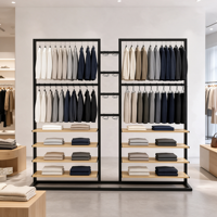 Étagère de présentation de vêtements en métal noir double face à deux niveaux avec étagères en bois et base en U – Vente en gros