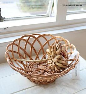 Panier en rotin artisanal avec un tressage élégant pour le rangement, la décoration et une utilisation quotidienne fonctionnelle dans n'importe quel environnement domestique - Product Image 1