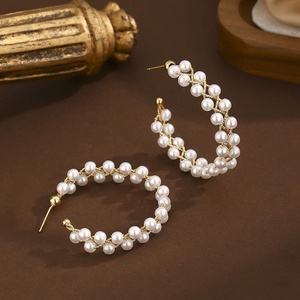 Pendientes de Perlas de Amor Chapados en Oro de 18K de Alta Gama para Mujer, Diseño Único, Fresco y Exagerado, Hechos de Latón y Cobre - Product Image 4