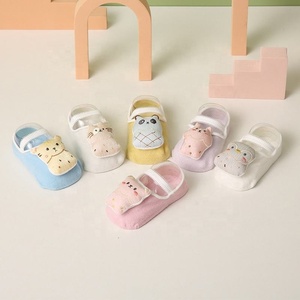 Vente en gros Chaussettes de sol en forme de dessin animé 3D mignon Chaussettes de marche antidérapantes en coton pour nouveau-né bébé enfant en bas âge avec poignées - Product Image 4