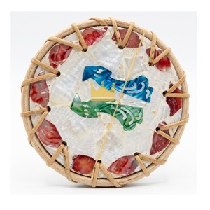 Sous-verres ronds en rotin mosaïque de nacre faits à la main au Vietnam pour la décoration de table à café, thé et repas - Product Image 2
