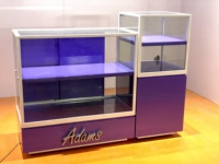 Présentoirs à bijoux pyramidaux sur pied avec finition dorée, vitrine haute en verre avec éclairage LED, armoire personnalisée avec serrure pour magasin de bijoux de luxe