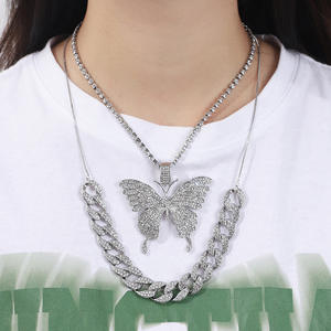 Ceci est un accessoire é<span class=keywords><strong>l</strong></span>égant et stylé, transfrontalier, provenant d'Europe et d'Amérique. Il présente un collier avec pendentif cubain entièrement orné de strass. - Product Image 1