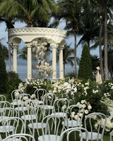 Chaise empilable en bois courbé blanc gracieux pour les mariages en plein air pour les hôtels