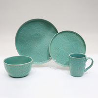 Service de table en grès artisanal de 16 pièces, style européen, avec glaçure réactive turquoise et texture martelée rustique, comprenant assiettes, bols et tasses, compatible micro-ondes
