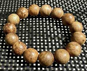 สร้อยข้อมือไม้กฤษณาฮานห์ฮัววินเทจขนาด 13 มม. – ไม้กฤษณาฮ์ฮัววินเทจที่ผ่านการบ่มแบบ 'รุค' ลายไม้โบราณ กลิ่นหอมหวานเข้มข้นหายาก - Product Image 6