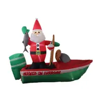 クリスマスの庭の装飾のためのインフレータブルボートに立っているサンタクロース