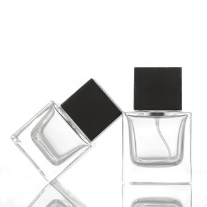 Flacon de parfum carré transparent en verre de 30 ml, vide, avec atomiseur à col serti et bouchon en bois de hêtre noir - Product Image 4