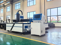 Machine de découpe laser à fibre à double table de travail avec rail de guidage HIWIN et source laser MAX RAYCUS pour la fabrication industrielle des métaux