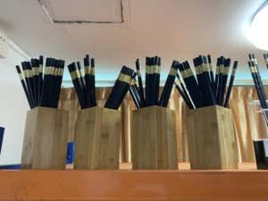 Logotipo personalizado negro chino de plástico de aleación boda <span class=keywords><strong>palillos</strong></span> de metal al <span class=keywords><strong>por</strong></span> <span class=keywords><strong>mayor</strong></span> reutilizable sushi de <span class=keywords><strong>palillos</strong></span> regalo - Product Image 2