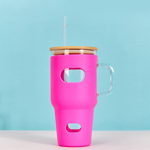 Vaso de Vidrio para Auto de 32oz con Asa y Funda de Silicona, Diseño Lindo con Logotipo, para Café Caliente, Uso Diario - Product Image 1