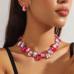 Ensemble de bijoux de mariée avec collier et boucles d'oreilles en cristal géométrique en forme de larme exagérée et coloré - Product Image 6