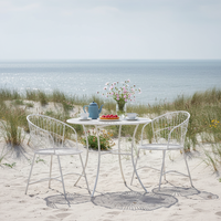 Ensemble bistrot d'extérieur 3 pièces style scandinave, chaises à dossier en fil métallique avec structure en métal blanc, table ronde, mobilier de jardin pour café, balcon