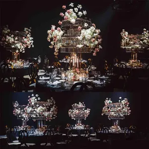 Tengah meja pernikahan pesta, emas dengan kristal logam tampilan bunga latar belakang pasir ventilasi dekorasi luar ruangan