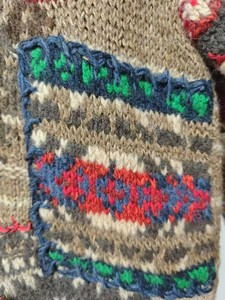 Cárdigan de punto de retazos bohemio informal hecho a mano con patrones tribales llamativos tonos terrosos antiarrugas - Product Image 4