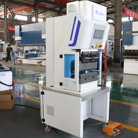 JUGAO Factory Mini Press Brake 40T 1000 Pequeño CNC Pequeña Prensa Hidráulica Freno Prensa Eléctrica Hecho en China Nuevo Producto