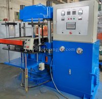 Machine automatique de vulcanisation de colonne de dispositif d'éjection de moule de poussée-traction pour la production des joints d'huile en caoutchouc