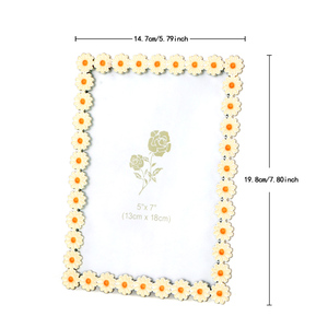 Elegante Marco para Retrato de Flores Silvestres de 5 x 7 Pulgadas, Color Crema Esmaltado con Estambres Naranjas y Soporte de Terciopelo Negro, Regalo para el Día de la Madre - Product Image 2