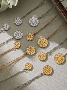 Mặt dây chuyền tròn chữ cái mạ vàng 18K bằng thép không gỉ BJG0650N với dây chuyền mắt xích, thiết kế dễ thương dành cho xương quai xanh - Product Image 2