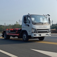 Camion à benne à bras articulé avec conteneur compacteur pour la compression des déchets à haut volume et les opérations d'assainissement municipal efficaces