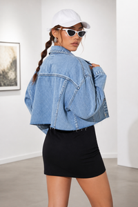 Giacca di jeans cropped da donna lavaggio chiaro con orlo sfrangiato, effetto distressed, stile streetwear casual, vestibilità ampia con spalle scese - Product Image 5