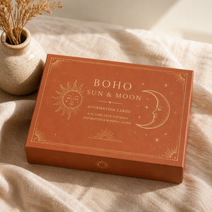 Tarjetas de Oráculo Premium Boho con Afirmaciones de Sol y Luna, Personalizables, Caja de Papel Familiar, 52 Tarjetas de Lujo con Lámina Dorada Terracota, Ecológicas y Duraderas - Product Image 3