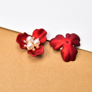 Apliques de plástico para vestido de <span class=keywords><strong>novia</strong></span>, accesorios de joyería, tres hojas, concha de imitación, Perla de gelatina, flor, botón de diamantes de imitación - Product Image 5