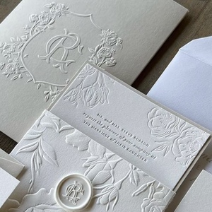 Tarjeta de Felicitación de Boda de Lujo con Relieve, Logotipo Personalizado, Diseño Floral Elegante, Papelería Personalizada, Papel de Algodón, Impresión Digital - Product Image 1