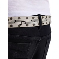 Ceinture en cuir PU cloutée pour homme, motif partition musicale rétro, boucle plaquée chevron antique, idéale pour les jeans et le quotidien