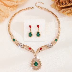 Ensemble collier et boucles d'oreilles pour femme en alliage de zinc doré, creux, avec strass en résine verte, best-seller transfrontalier Europe-Amérique - Product Image 3