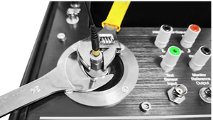Calibrateur de vibrations portable VC-02A pour accéléromètres IEPE, accéléromètres à charge, capteurs de tension/4-20mA et capteurs de proximité - Product Image 2