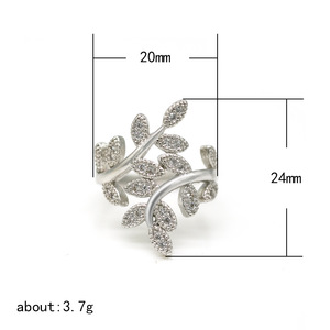 Anello da Donna con Ramo d'Ulivo e Foglia Intarsiati di Zirconi, Gioiello Creativo per Uso Quotidiano - Product Image 3