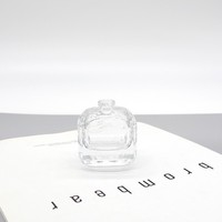 Botol Parfum Kaca 100ml Berkualitas Tinggi Desain Mewah Persegi Logo Timbul Label Kustom Warna Kustom Tutup Semprot Kosong
