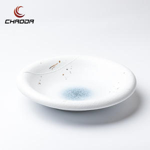 Assiette ronde profonde de 10 pouces en porcelaine blanche avec motif bleu à la main, vente en gros, pour mariage, dîner, assiette de présentation bleue et blanche - Product Image 5