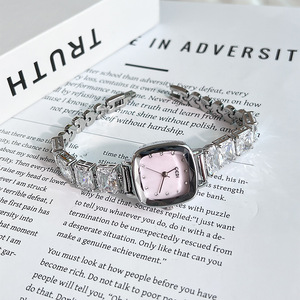 Reloj de Cuarzo Cuadrado de Lujo para Mujer con Brazalete de Zirconia Premium, Diseño de Hielo Fragmentado de Nicho, Moda Femenina - Product Image 2