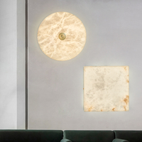 Applique murale cubique en albâtre veiné unique |   Applique murale LED à lumière douce pour salons et hôtels de luxe