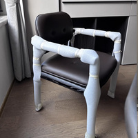 Chaise de salle à manger moderne du milieu du siècle avec structure en bois massif et coussin en cuir, fauteuil rembourré pour restaurant et maison, chaise en bois
