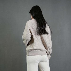 Pull en cachemire à col roulé texturé de qualité supérieure pour femme Design minimaliste à coupe ajustée pour l'hiver Merveille toutes saisons avec logo sur le devant - Product Image 3