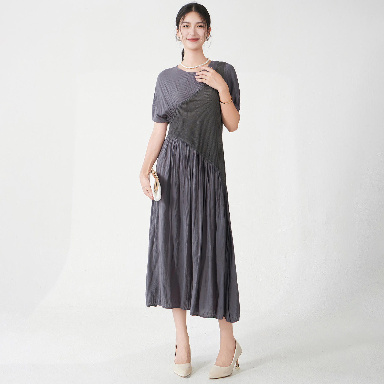 สีเทาเข้ม