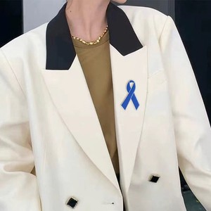 La spilla con nastro rosso e blu più venduta in Europa e America per il Giorno Mondiale, con il logo promozionale di Ocean Co. - Product Image 2