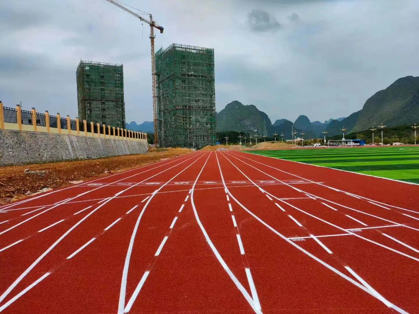 IAAF Pu atletik trek dan bahan Lapangan mantel semprot LARI UNTUK tempat bermain sekolah permukaan karet