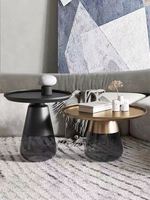Table basse en verre vert avec plateau en métal