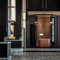 Panneau mural en placage de bois personnalisé pour hall d'hôtel de luxe avec console décorative, meuble d'entrée commercial pour intérieur