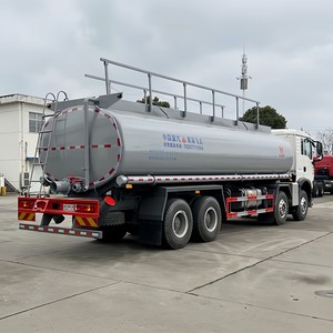 Camion-citerne HOWO TX 8x4 30000L avec moteur Weichai, plusieurs compartiments, pour le transport de carburant diesel, équipé d'un distributeur - Product Image 2