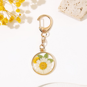 Porte-clés minimaliste en résine avec fleurs séchées, bordure dorée, véritable porte-clés botanique pressé, cercle, breloque pour sac, cadeau unique pour les amoureux de la nature - Product Image 6