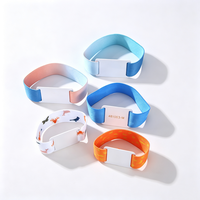 Bracelets événementiels personnalisés OEM en tissu élastique, écologiques, avec RFID, code QR, NFC, 13,56 MHz, impression de logo, style art populaire