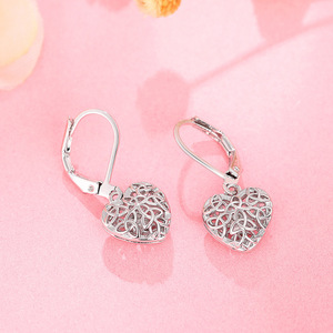 Orecchini pendenti a cuore cavo da donna, graziosi e alla moda - Product Image 6